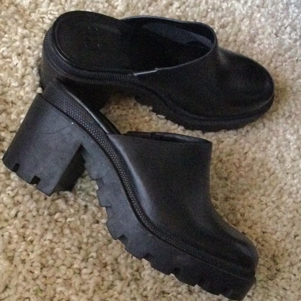 NEW- Gianni Bini Gb End-game genuine Leather Black Lug Sole Mules Women’s 8m